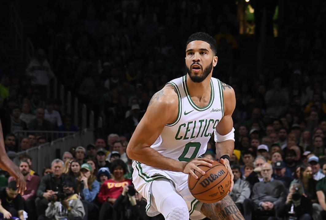 塔图姆重返赛场，战术调整首场状态出色，切尔西观众沸腾！的简单介绍